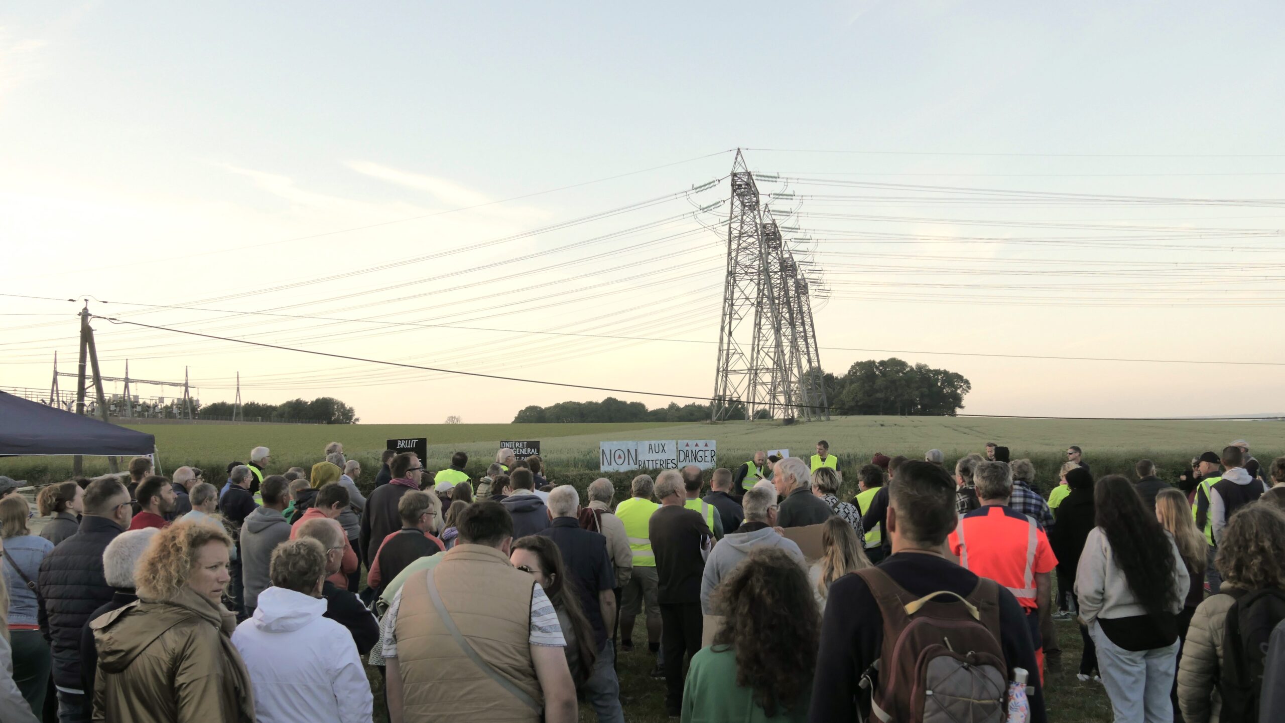 Manifestation de contestation de l'usine de batteries de stockage.